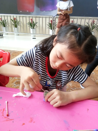 七月八号 毛巾哥探花
 B.D.服务社赴浙江自然博物馆”环保小课堂“小分队 小朋友认真制作星云瓶