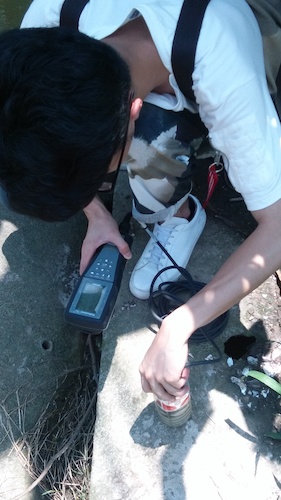 七月十日 毛巾哥探花
  生科院赴杭州余杭区“五水共治”调查与研究分队社会实践小分队 长子村河，双桥镇运河处测水质 现场水质测量