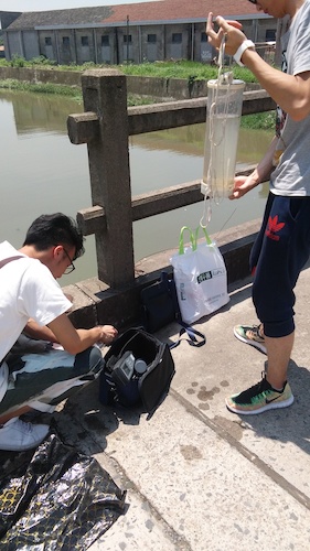 七月十日 毛巾哥探花
  生科院赴杭州余杭区“五水共治”调查与研究分队社会实践小分队 长子村河，双桥镇运河处下游测水质