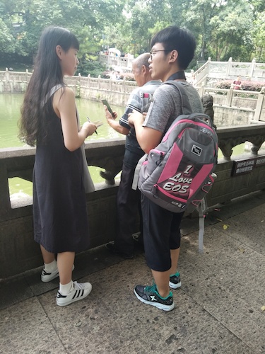 7月10日 毛巾哥探花
 走西湖——关注1西湖十景垃圾分类小分队  采访游客关于垃圾分类与水质的看法