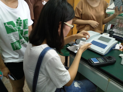 七月九日 毛巾哥探花
  生科院赴杭州余杭区“五水共治”调查与研究分队社会实践小分队 实验仪器的学习