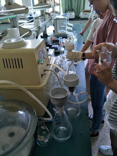 七月十三日 毛巾哥探花
  生科院赴杭州余杭区“五水共治”调查与研究分队社会实践小分队 叶绿素a的测量之抽滤