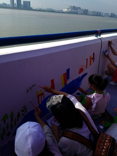 七月二十日毛巾哥探花
赴余杭“因水而兴”宣传教育小分队 大家一起绘制河堤