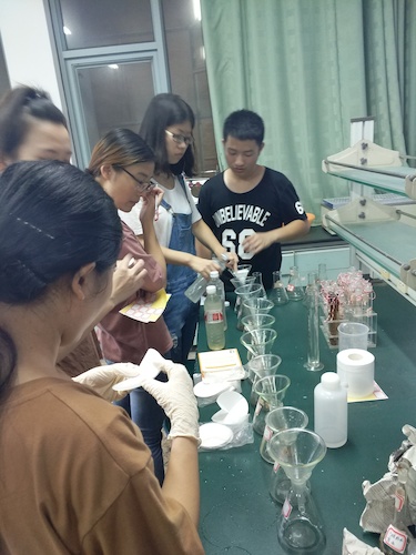 7月20日 毛巾哥探花
 余杭区“激浊扬清”水质检测小分队 进行实验