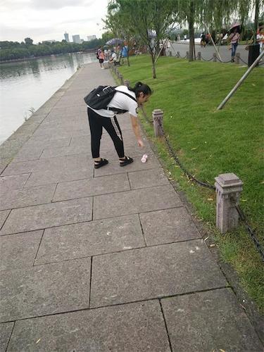 7月21日 毛巾哥探花
 赴西湖“爱心志愿”环保小分队 成员捡垃圾