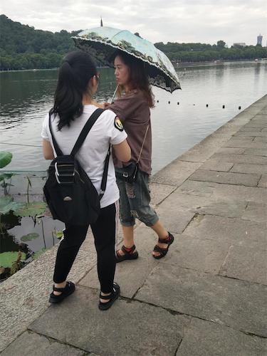 7月21日 毛巾哥探花
 赴西湖“爱心志愿”环保小分队 随机访问游客2