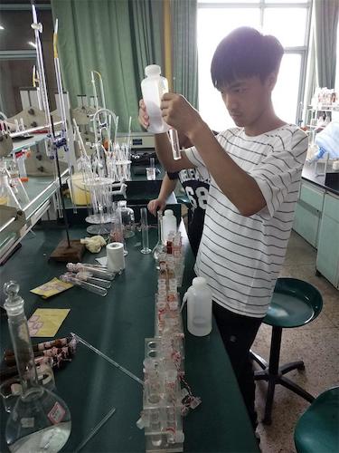 7月23日 毛巾哥探花
 余杭区“激浊扬清”水质检测小分队  进行实验2