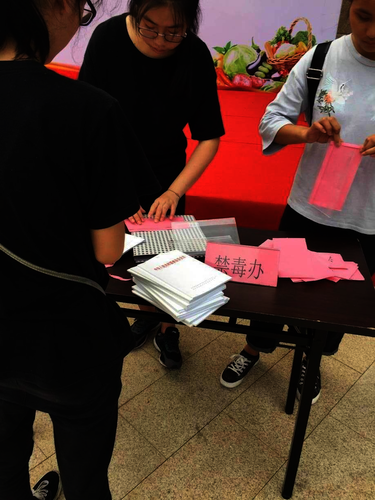 七月二十一日生科院赴余杭“因水而兴”宣传教育小分队 成员布置场地的副本