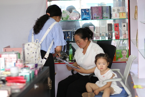 8月11日毛巾哥探花
赴余杭区社区五水共治教育宣传小分队 与化妆品店老板说明问卷内容