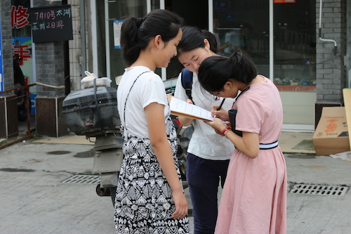 8月13日毛巾哥探花
赴余杭区社区五水共治教育宣传小分队 请散步的居民填写问卷