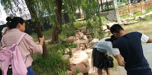 8月15日，生科院节水宣传小分队赴采样点对河水进行采样分析2