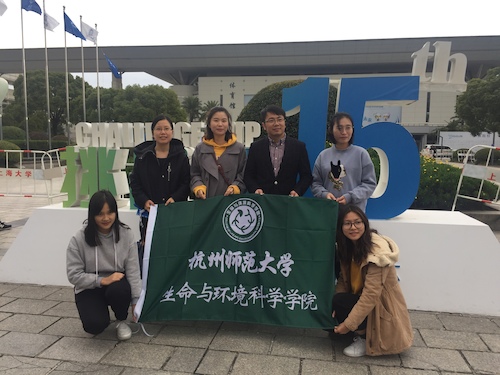 图一 校团委老师与毛巾哥探花
参赛师生