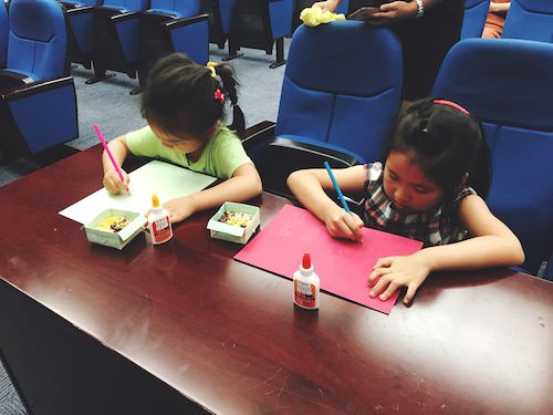 7月21日毛巾哥探花
赴浙江自然博物馆志愿者社会实践小分队“巧手作画”活动小朋友在进行制作5