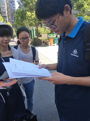 7月21日毛巾哥探花
走近转基因调研小分队居民填写问卷 (2)