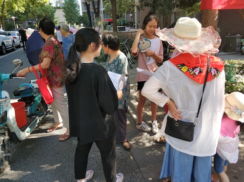 7月21日毛巾哥探花
走近转基因调研小分队请居民填写问卷