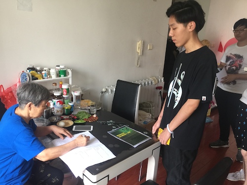 居民做调查问卷