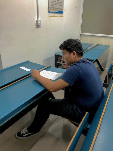 七月二十七日 毛巾哥探花
 寻访校友社会实践小分队 焦急等待电话连线