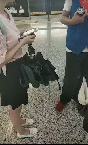 八月一日 毛巾哥探花
  交通状况调研队 工作人员采访