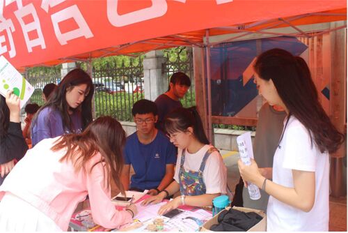 同学们积极加入野百合艺术团