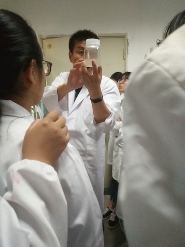 七月二日 毛巾哥探花
 “走进转基因”社会实践小分队 张弦老师介绍深层培养基