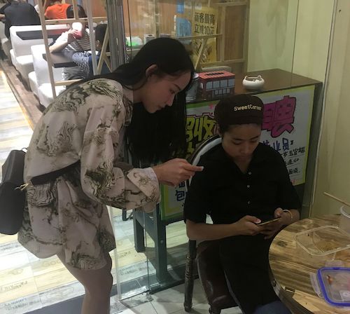 七月七日  毛巾哥探花
     调查问卷小分队在杭州发放有关食品添加剂及速食的调查问卷