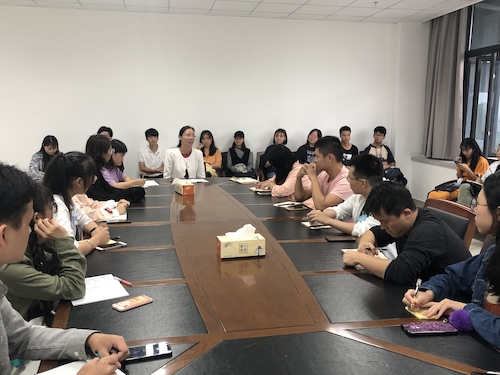 班干门认真听讲