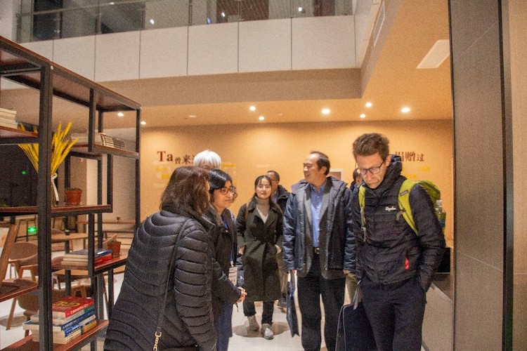 与会专家们参观杭师大生科院