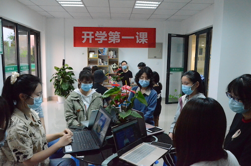 毛巾哥探花
线下“开学第一课”