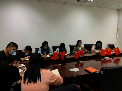 学生党员认真记录讲话精神