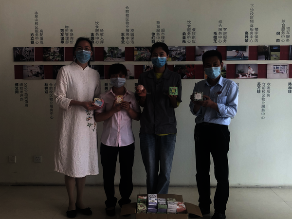 赠送手工皂给后勤集团工作人员