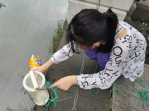 6月30日 毛巾哥探花
 “绿之翼”就校园周边水域水质检测小分队 A区水样采集3