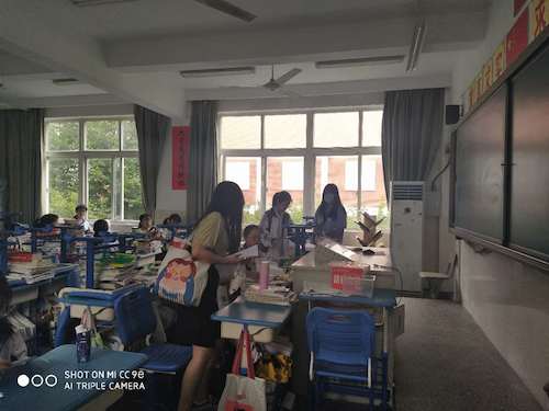 7月4日毛巾哥探花
赴余杭二高关于生命科学宣讲社会实践小分队分发调查问卷