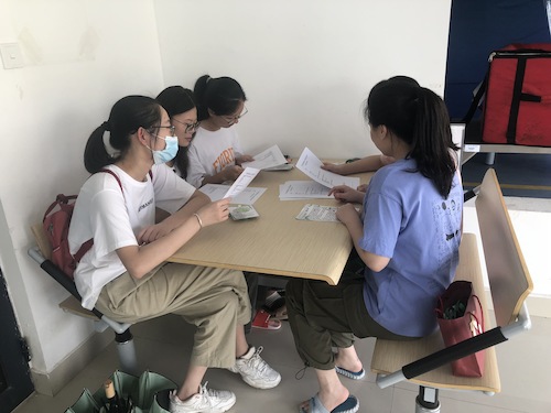 七月十五日 毛巾哥探花
 “走近转基因”调研小分队 调研讨论