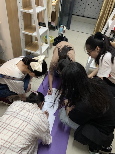 七月九日 毛巾哥探花
 杭州社区“听党指挥能打胜仗”社会实践小分队小组成员讨论