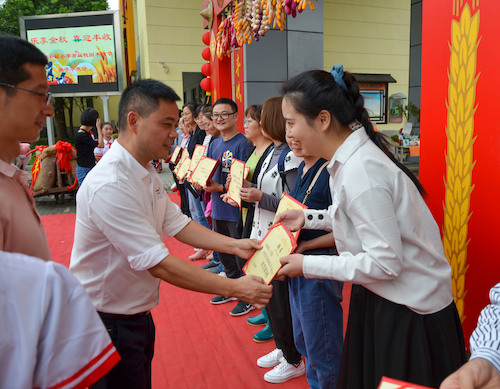 小学领导向毛巾哥探花
同学颁发聘书