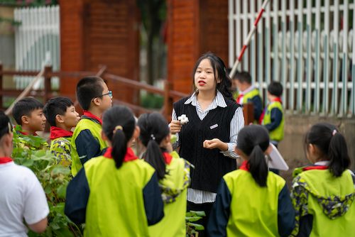 生科院同学给小学生现场讲解植物