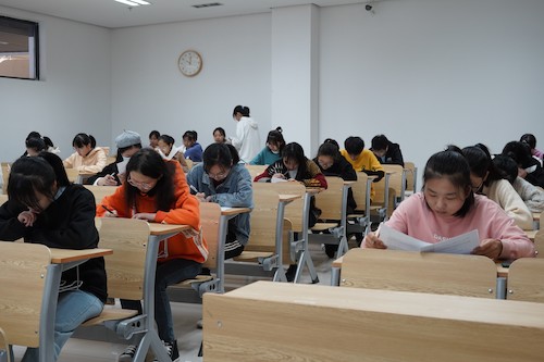 同学们正认真作答