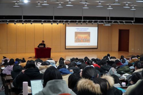 同学们聆听老师讲座