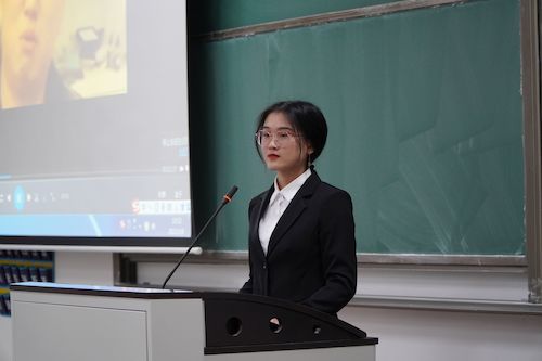 主持人播放同学们制作的优秀视频