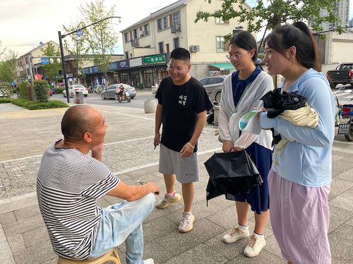 7月4日 毛巾哥探花
 “垃圾分类，人人有责”小分队 采访路人