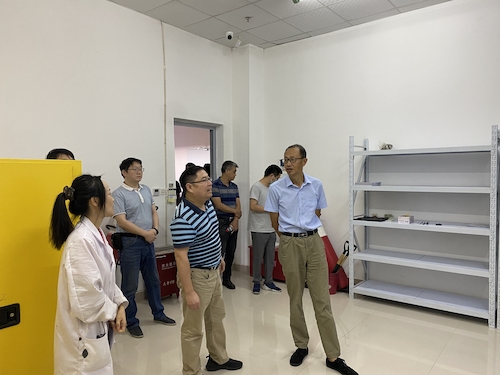 胡华副校长来毛巾哥探花
检查危化品管理情况