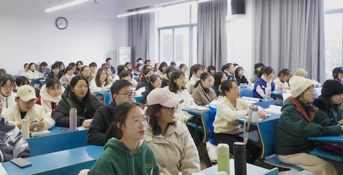 同学们认真朗读宪法2