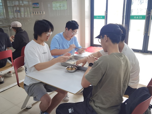 生技201组织同学们参与包饺子活动